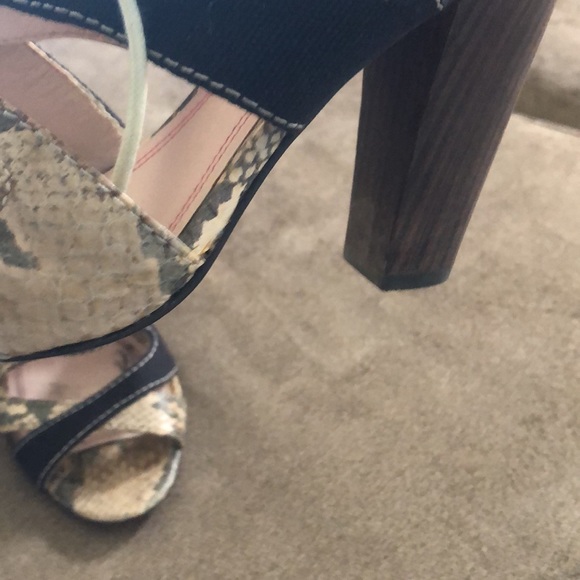 Beautiful snake and material shoe. Size 38 1/2. Just stunning on . 8 1/2. - Picture 3 of 11